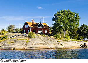 typisch skandinavisches Haus am See
