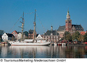 Hafenkulisse und Waage in Leer, Niedersachsen