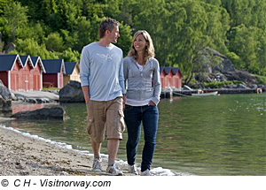 Paar am Strand von Sogn und Fjordane, Norwegen
