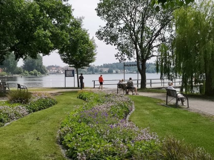 Uferpromenade in Waren im Urlaub mit Hund am Mueritzsee