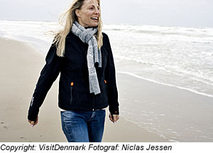 Frau am Strand von NordwestjÃ¼tland