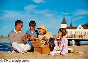 Familie am Strand von Ahlbeck, Mecklenburg Vorpommern