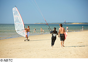 Strand und Kitesurfer am Strand der Niederlande