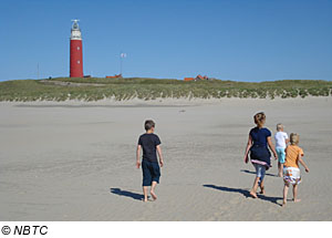 Strand und Leuchtturm auf Texel