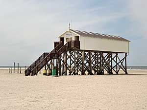 typische Pfahlbauten in St. Peter Ording