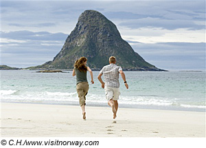 Paar am Strand der Insel AndÃ¸ya, Norwegen