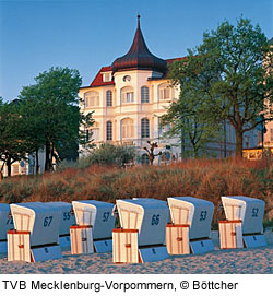 Villa und StrandkÃ¶rbe im Abendlicht, Binz, RÃ¼gen