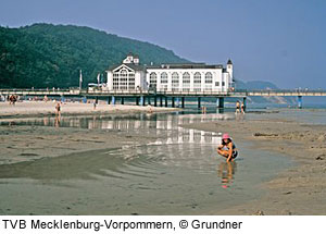 spielendes Kind an der Selliner SeebrÃ¼cke, RÃ¼gen