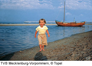 Kind am Strand von Usedom