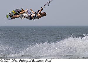 Kite Surfer bei St. Peter Ording, Schleswig-Holstein